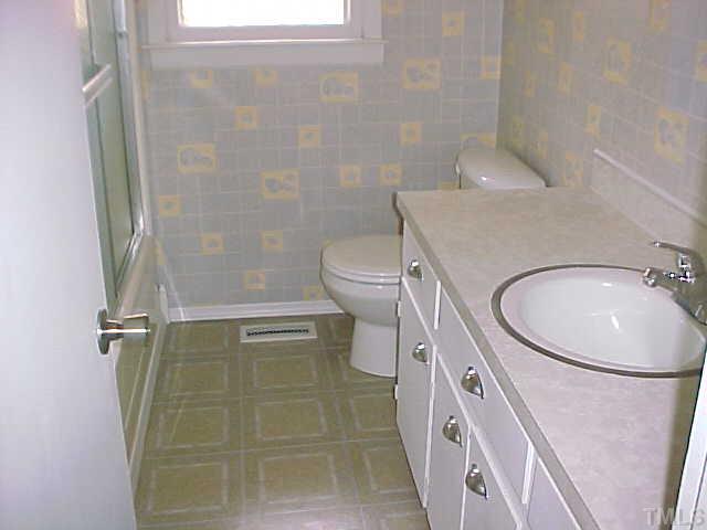 680 Vicksboro Road Henderson, NC 27537 - Photo 5 of 7 Full bathroom