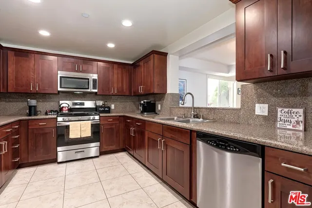 $950,000 | 305 Arnaz Drive, Unit 304, Los Angeles, CA 90048