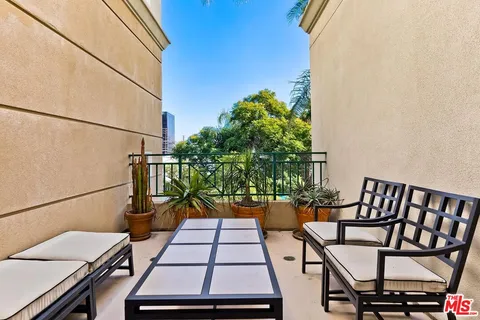 a table and chairs sitting in front of a house