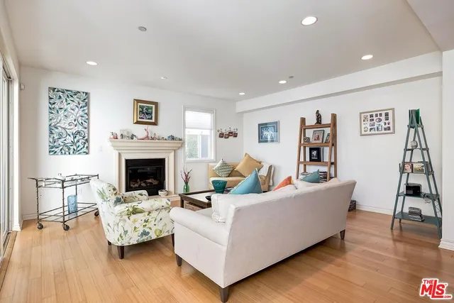 $950,000 | 305 Arnaz Drive, Unit 304, Los Angeles, CA 90048