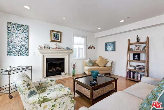 $950,000 | 305 Arnaz Drive, Unit 304, Los Angeles, CA 90048