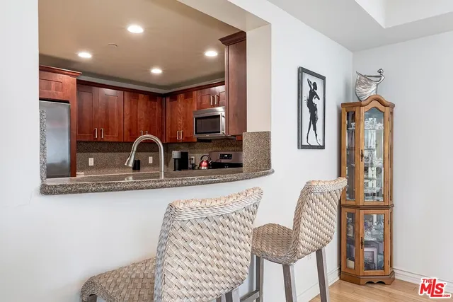 $950,000 | 305 Arnaz Drive, Unit 304, Los Angeles, CA 90048