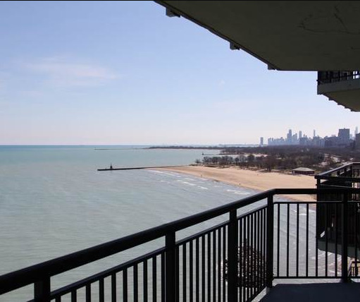 6007 North Sheridan Road, Unit 14A Chicago, IL 60660 - Photo 2 of 5 a view of city and roof