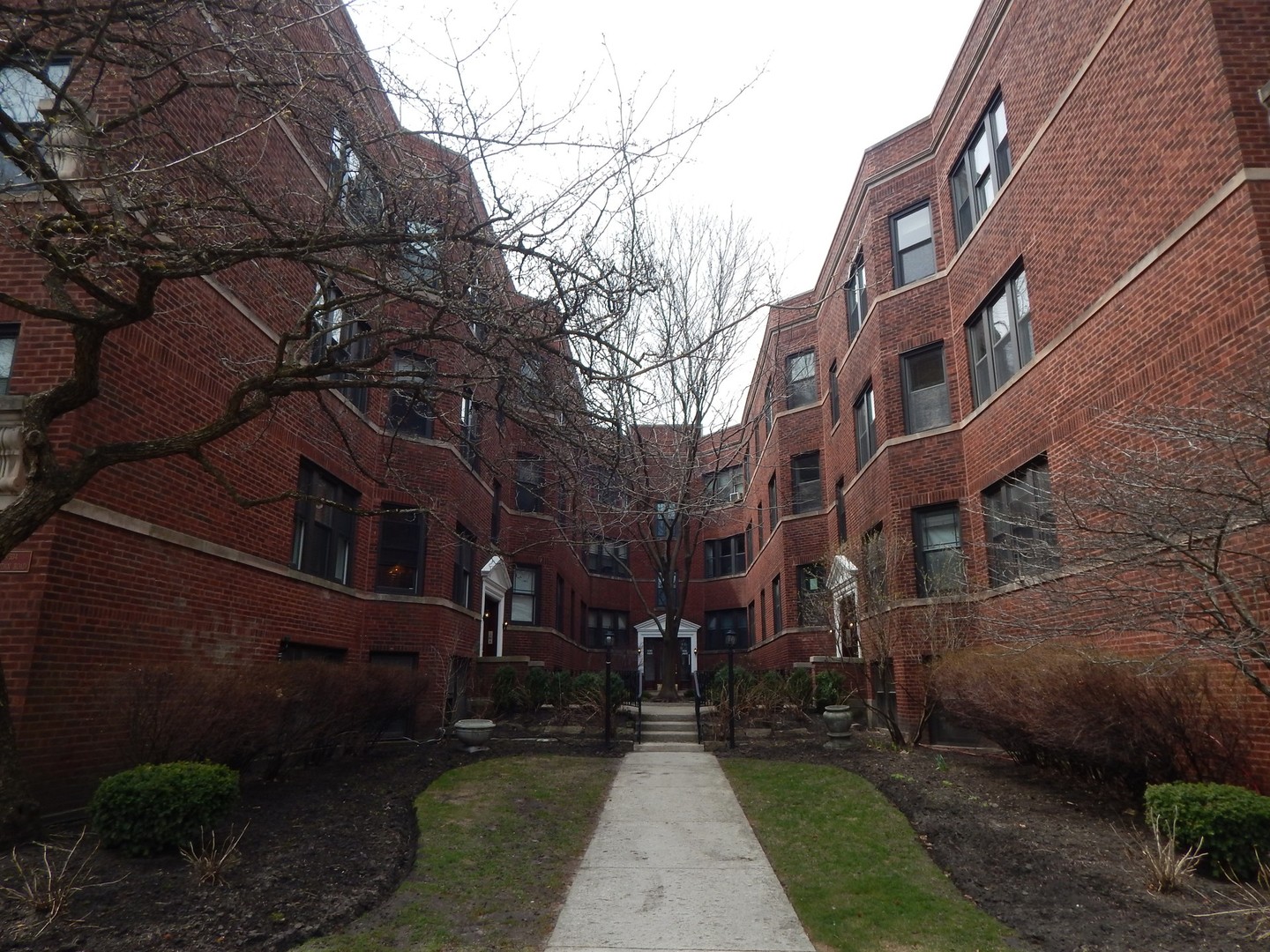 528 Sheridan Road, Unit 3A Evanston, IL 60202 - Photo 2 of 11 a front view of a house with a yard