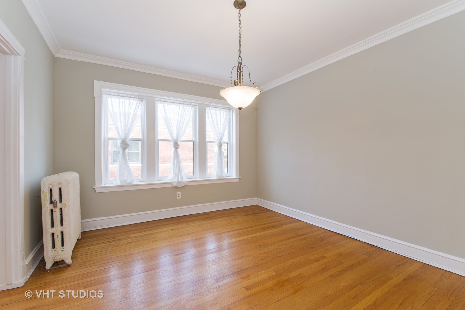 528 Sheridan Road, Unit 3A Evanston, IL 60202 - Photo 5 of 11 a view of an empty room with a window