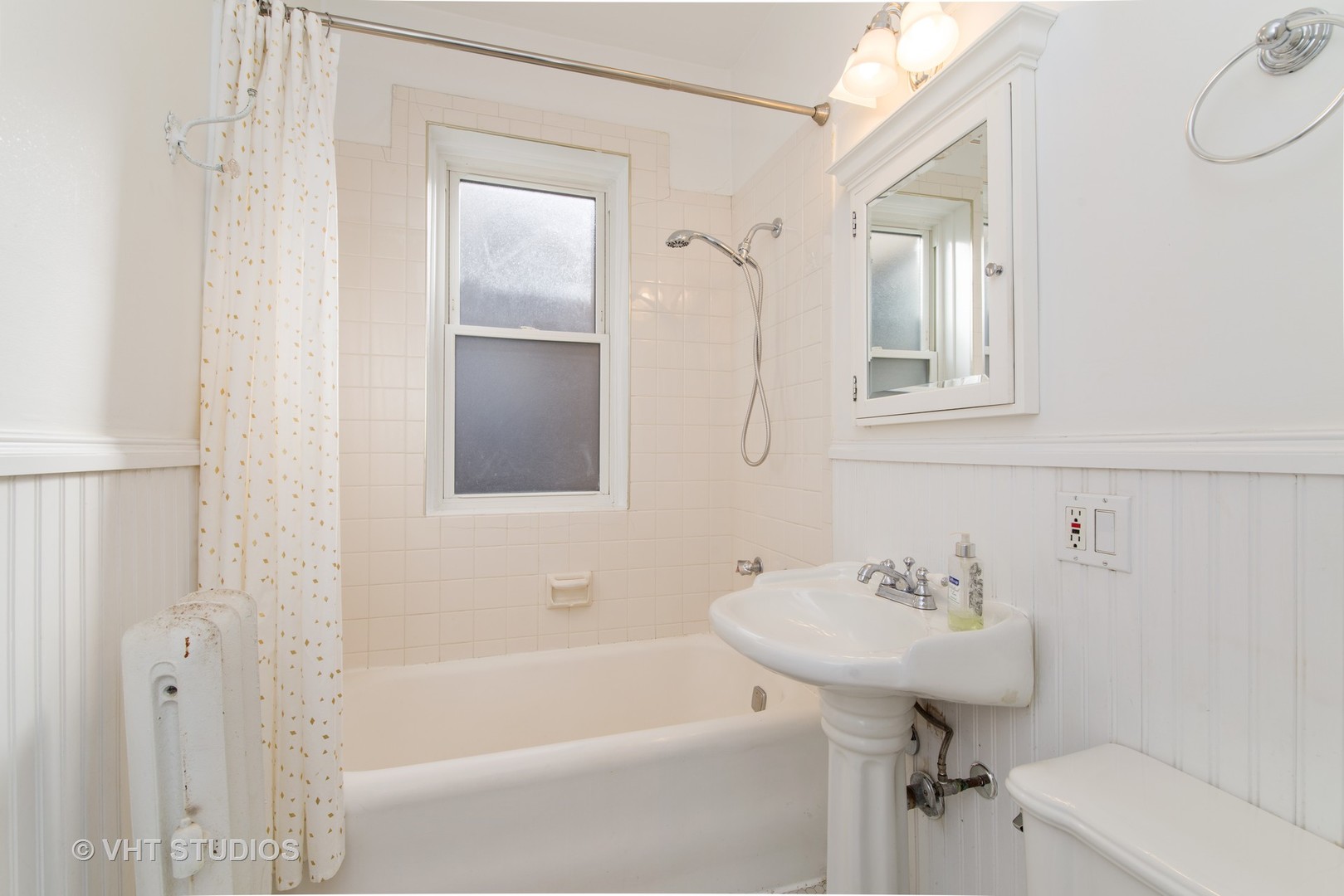 528 Sheridan Road, Unit 3A Evanston, IL 60202 - Photo 10 of 11 a bathroom with a sink bathtub and a toilet