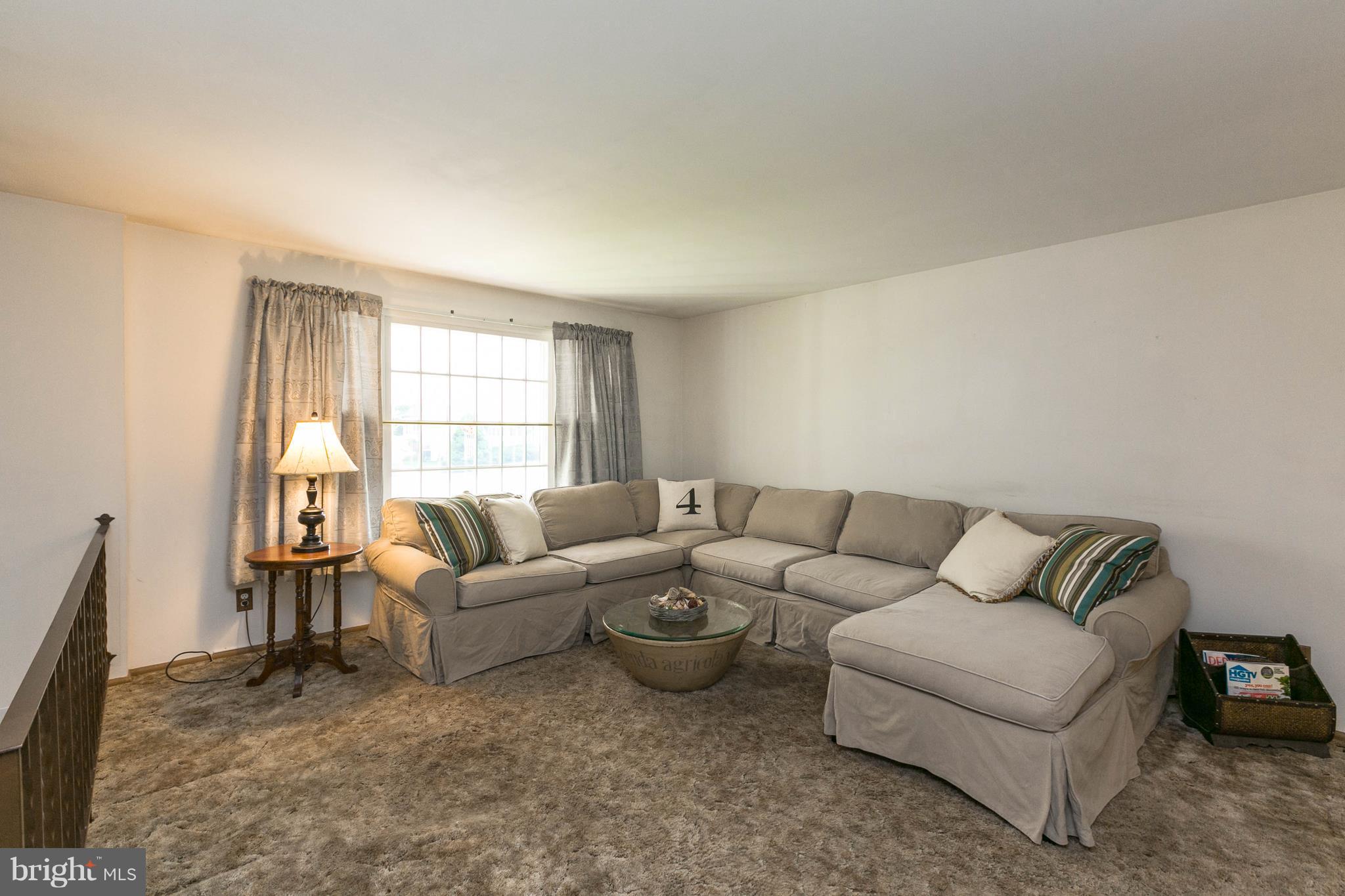 502 Bathurst Road Baltimore, MD 21228 - Photo 2 of 23 Living Room w/ entertaining space