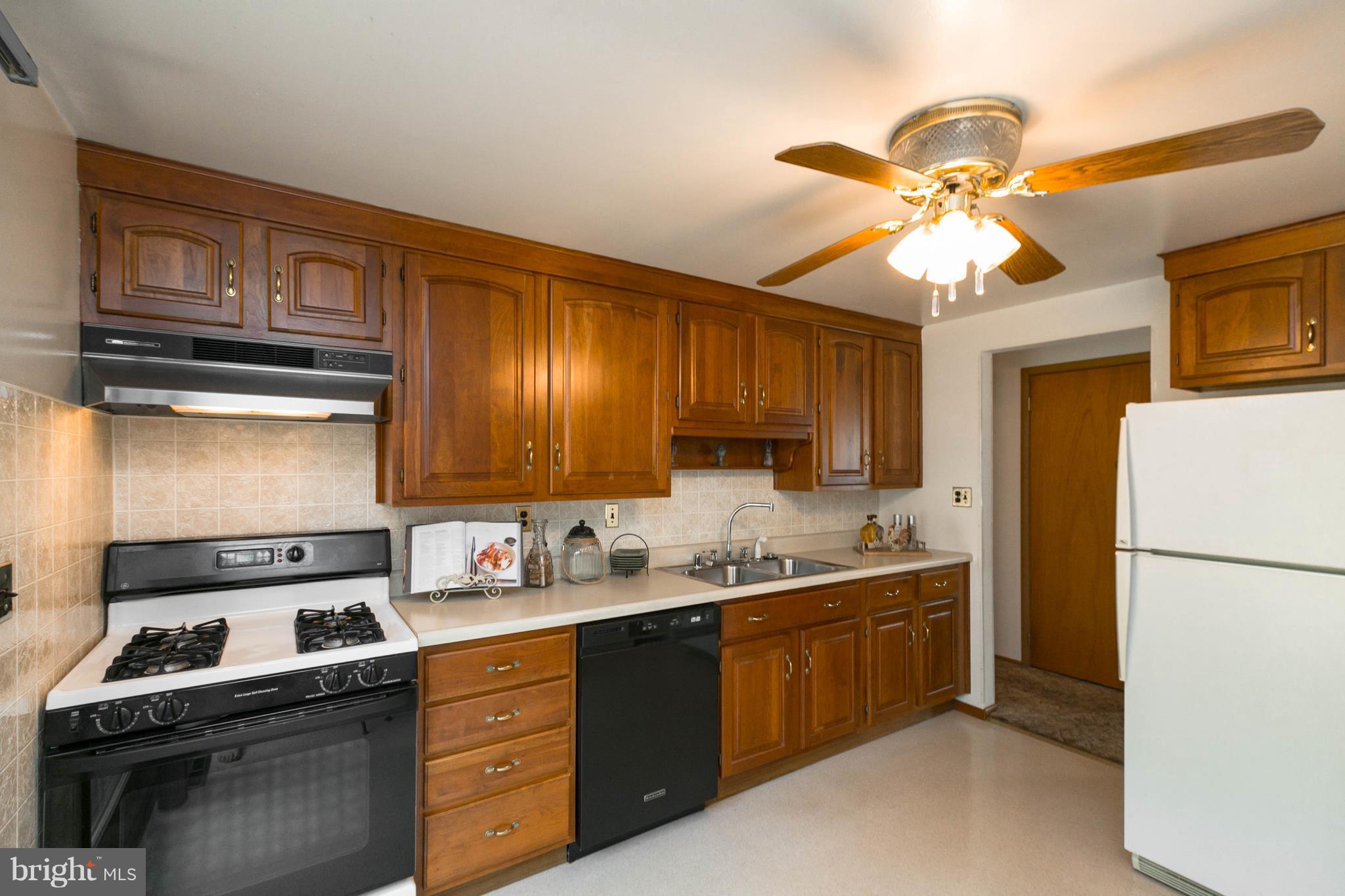 502 Bathurst Road Baltimore, MD 21228 - Photo 4 of 23 Kitchen w/ updated cabinets
