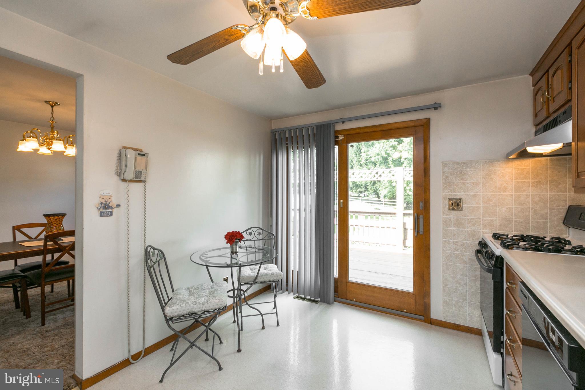 502 Bathurst Road Baltimore, MD 21228 - Photo 5 of 23 Kitchen w /table space