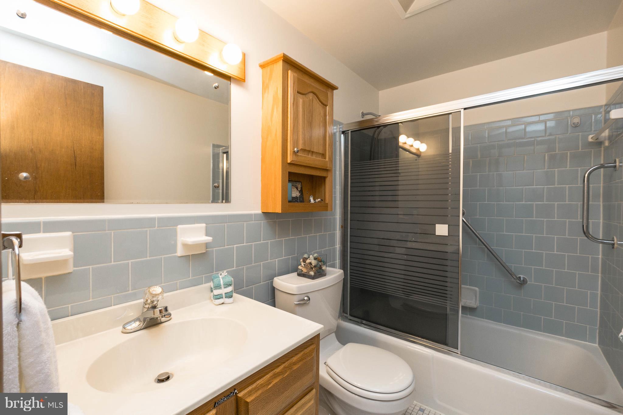 502 Bathurst Road Baltimore, MD 21228 - Photo 10 of 23 Hall bathroom
