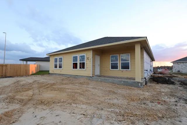 a view of a house with backyard