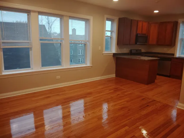 $1,725 | 7211 North Damen Avenue, Unit 3, Chicago, IL 60645