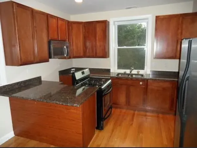 $1,725 | 7211 North Damen Avenue, Unit 3, Chicago, IL 60645