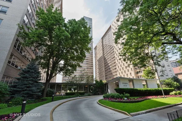 $3,400 | 3950 North Lake Shore Drive, Unit 1428, Chicago, IL 60613