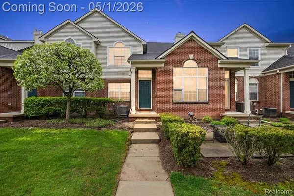 $299,900 | 27204 Chantel Drive, Walled Lake, MI 48390