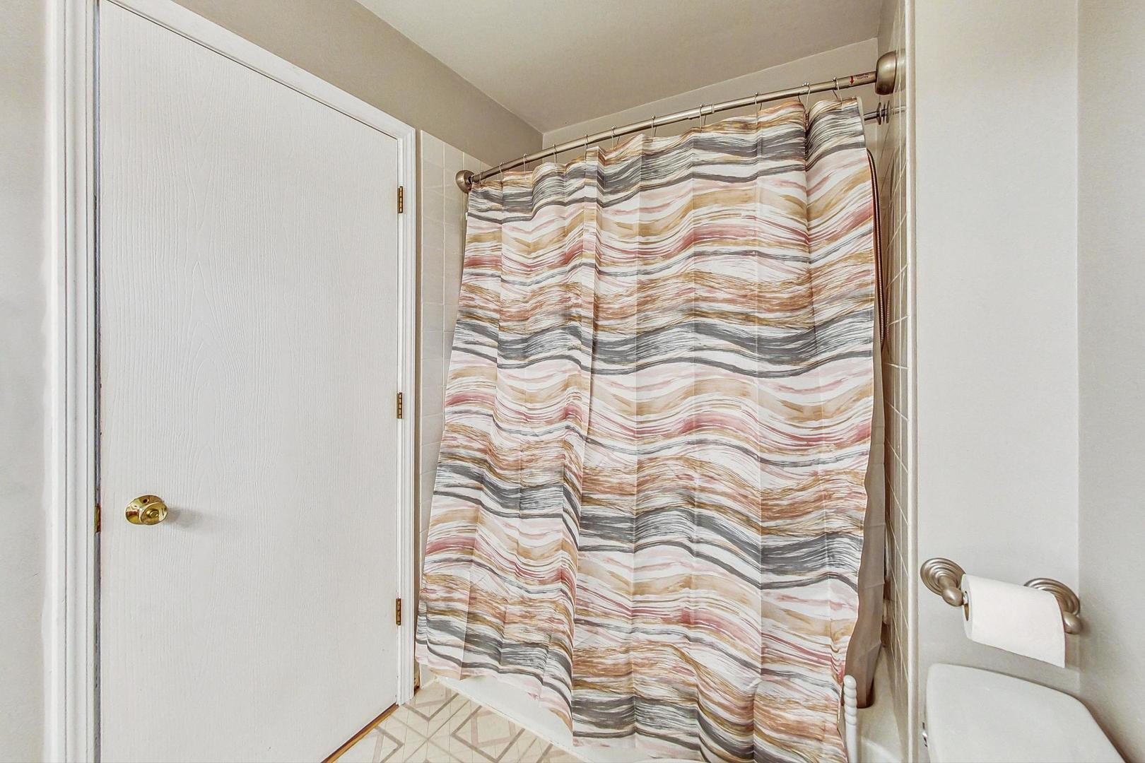 510 Porten Road Island Lake, IL 60042 - Photo 14 of 29 a bathroom with a shower curtain and a curtain