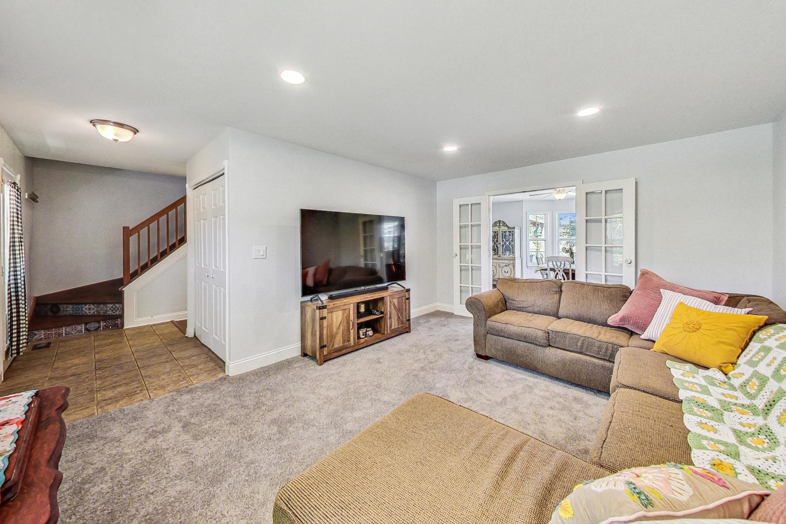 510 Porten Road Island Lake, IL 60042 - Photo 4 of 29 a living room with furniture and a flat screen tv