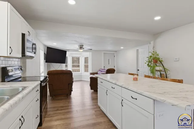 $229,900 | 77 Highway 40, Lecompton, KS 66050