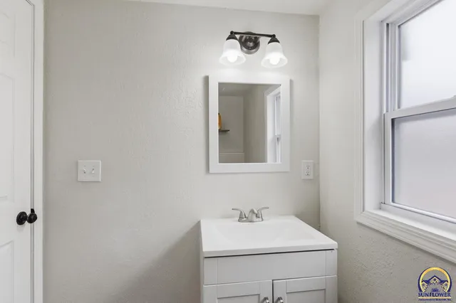 $229,900 | 77 Highway 40, Lecompton, KS 66050