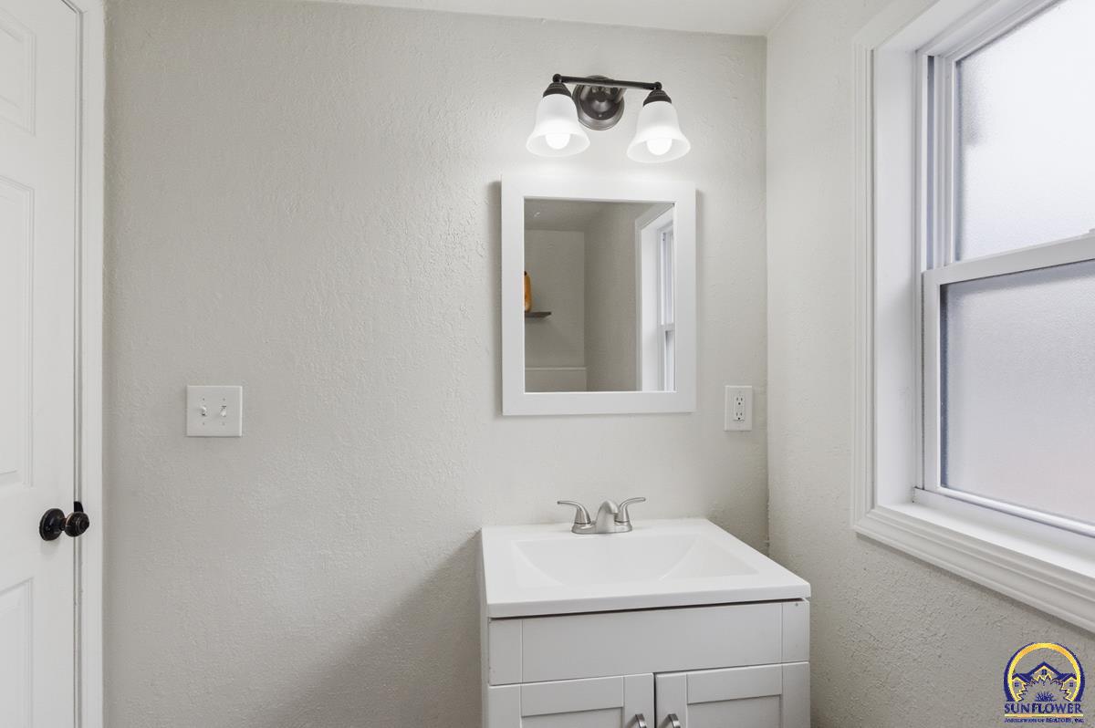 77 Highway 40 Lecompton, KS 66050 - Photo 13 of 31