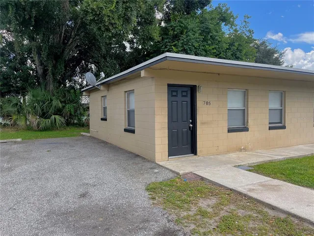 a view of a house with a yard