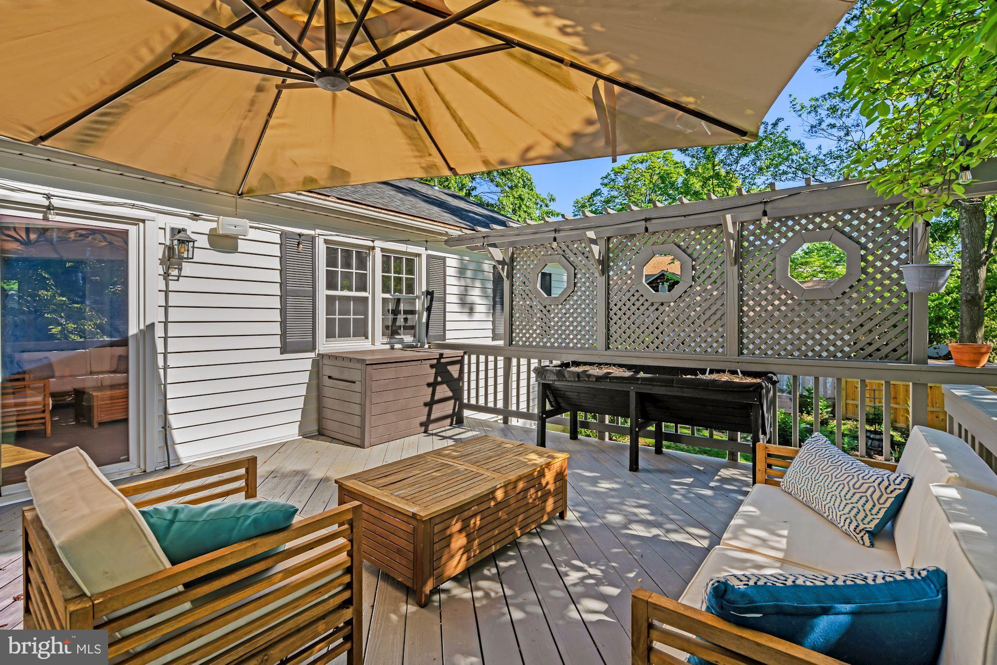 4921 Ridgewood Road Alexandria, VA 22312 - Photo 36 of 48 Custom privacy deck screen