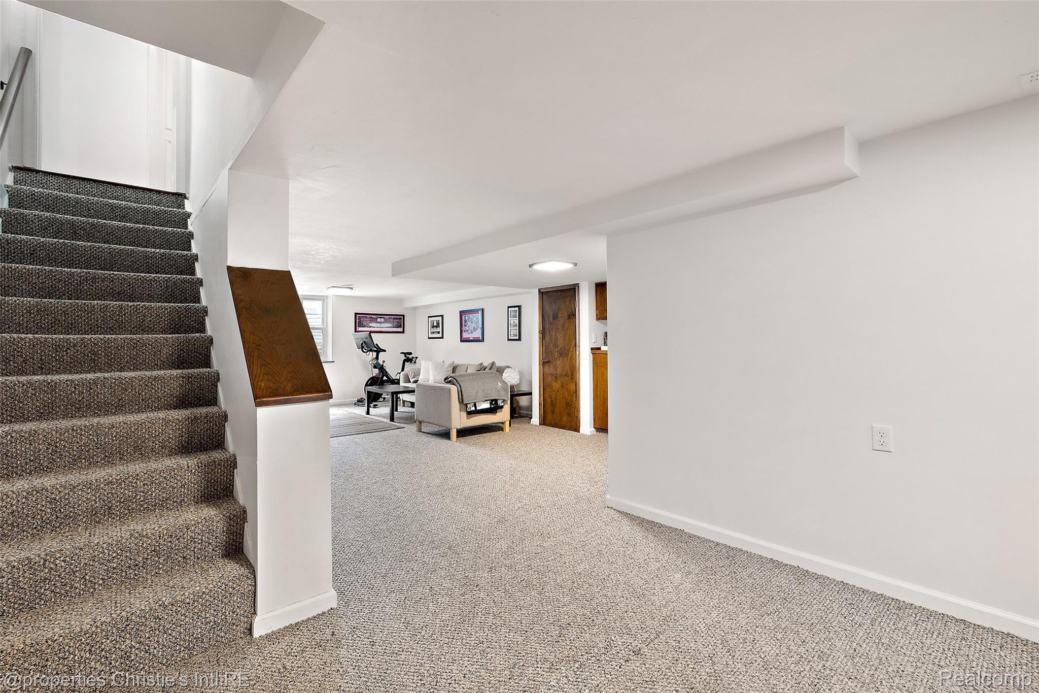 938 Roslyn Road Grosse Pointe, MI 48236 - Photo 38 of 44 938 Roslyn Road-40.jpg