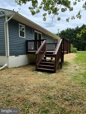 a view of a house with backyard and trees
