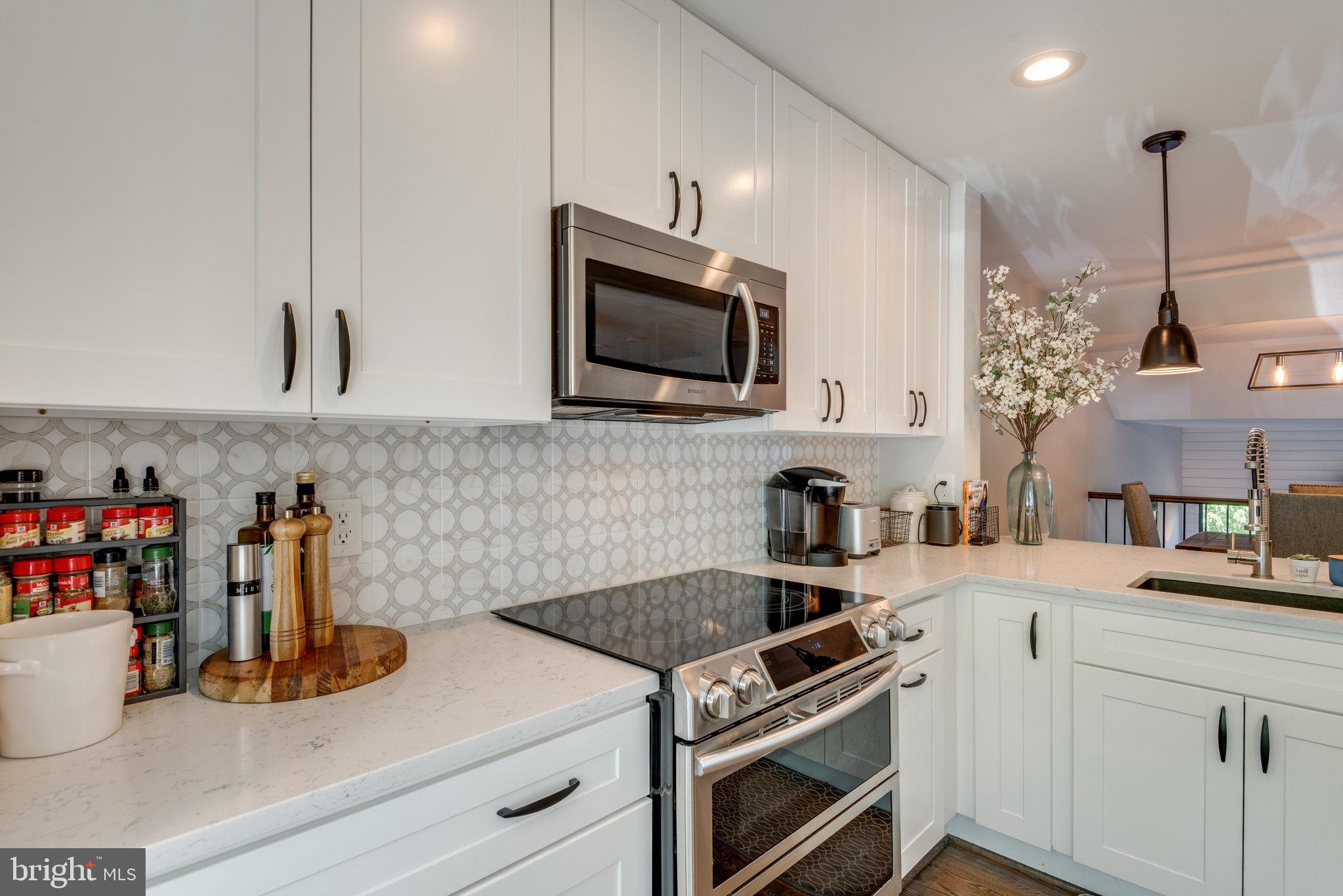 10998 Thrush Ridge Road Reston, VA 20191 - Photo 12 of 40 Stylish tile backsplash