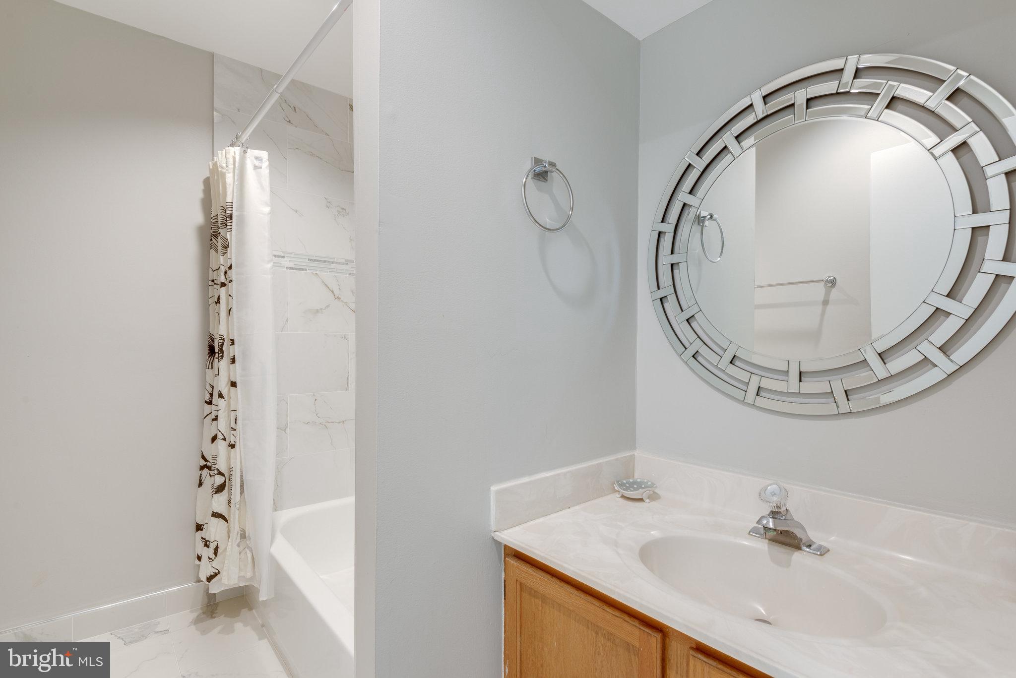 10998 Thrush Ridge Road Reston, VA 20191 - Photo 26 of 40 Full guest bath on the upper level