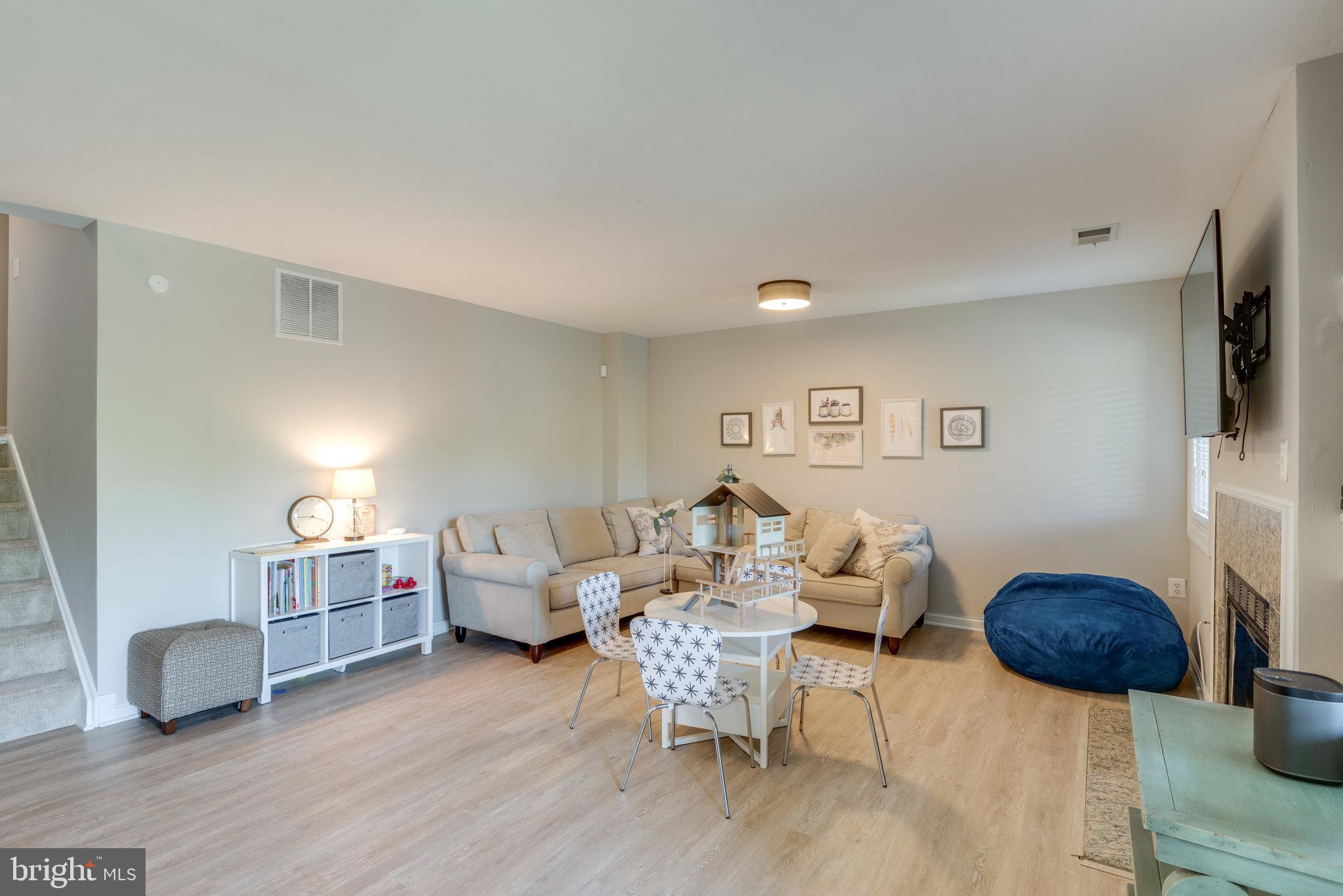 10998 Thrush Ridge Road Reston, VA 20191 - Photo 28 of 40 Laminate floors for easy clean up