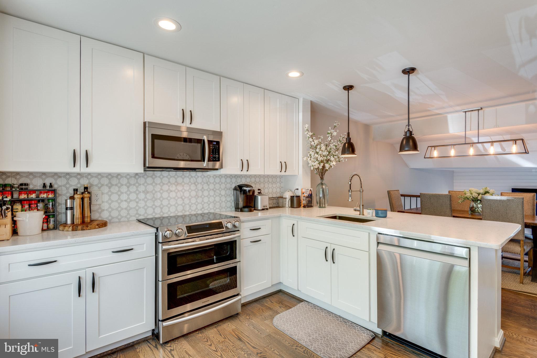 10998 Thrush Ridge Road Reston, VA 20191 - Photo 3 of 40 Designer kitchen with quartz counters