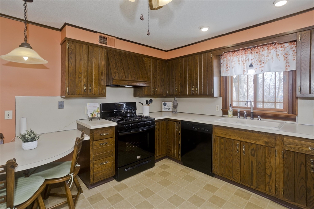 94 Vermont Street Holyoke, MA 01040 - Photo 18 of 40