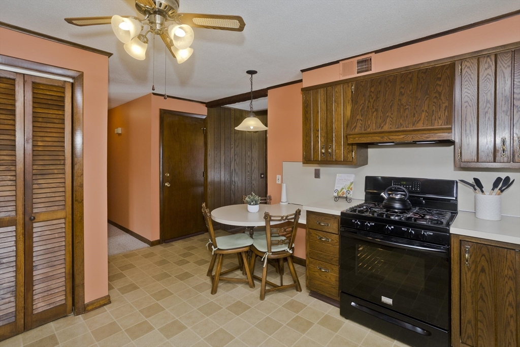 94 Vermont Street Holyoke, MA 01040 - Photo 19 of 40