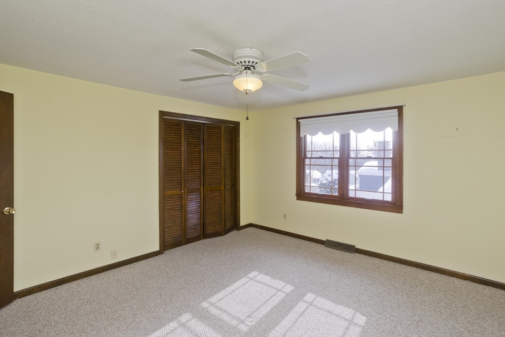 94 Vermont Street Holyoke, MA 01040 - Photo 28 of 40