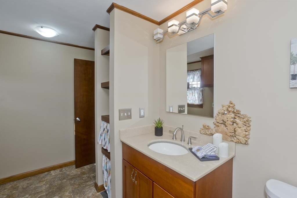 94 Vermont Street Holyoke, MA 01040 - Photo 33 of 40