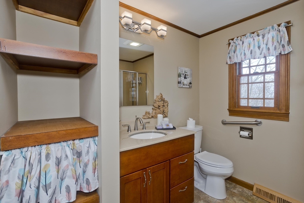 94 Vermont Street Holyoke, MA 01040 - Photo 34 of 40