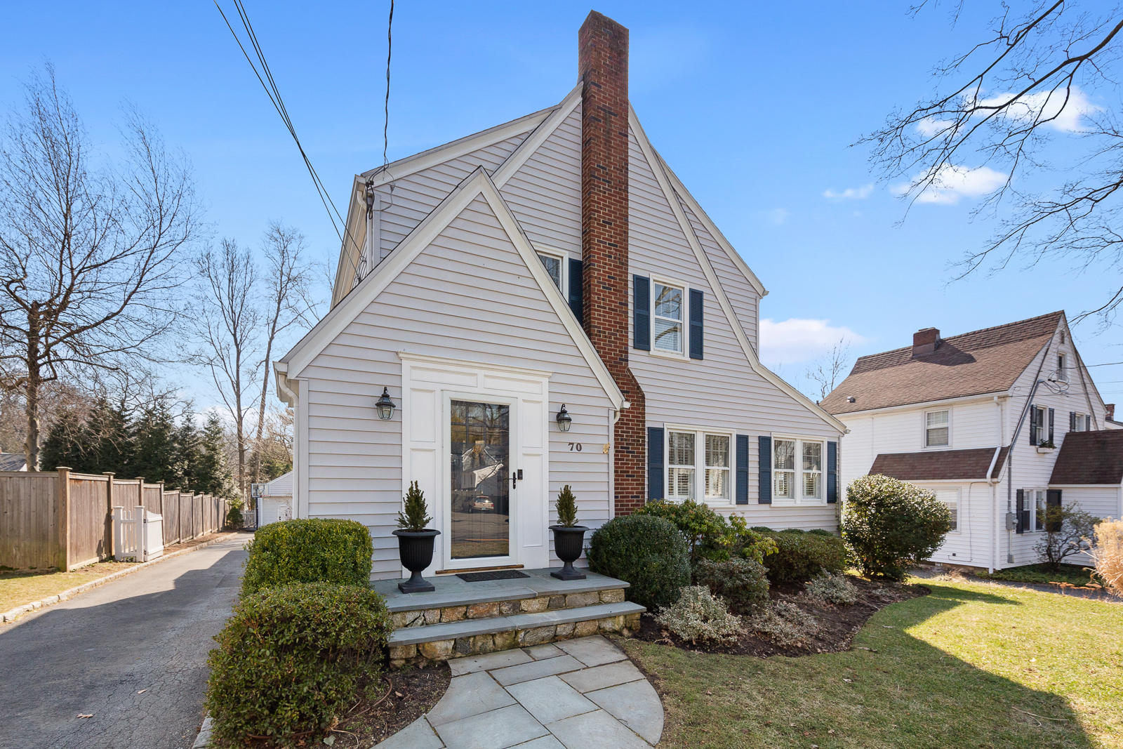 70 Middlesex Road Darien, CT 06820 - Photo 3 of 36 a front view of a house with garden