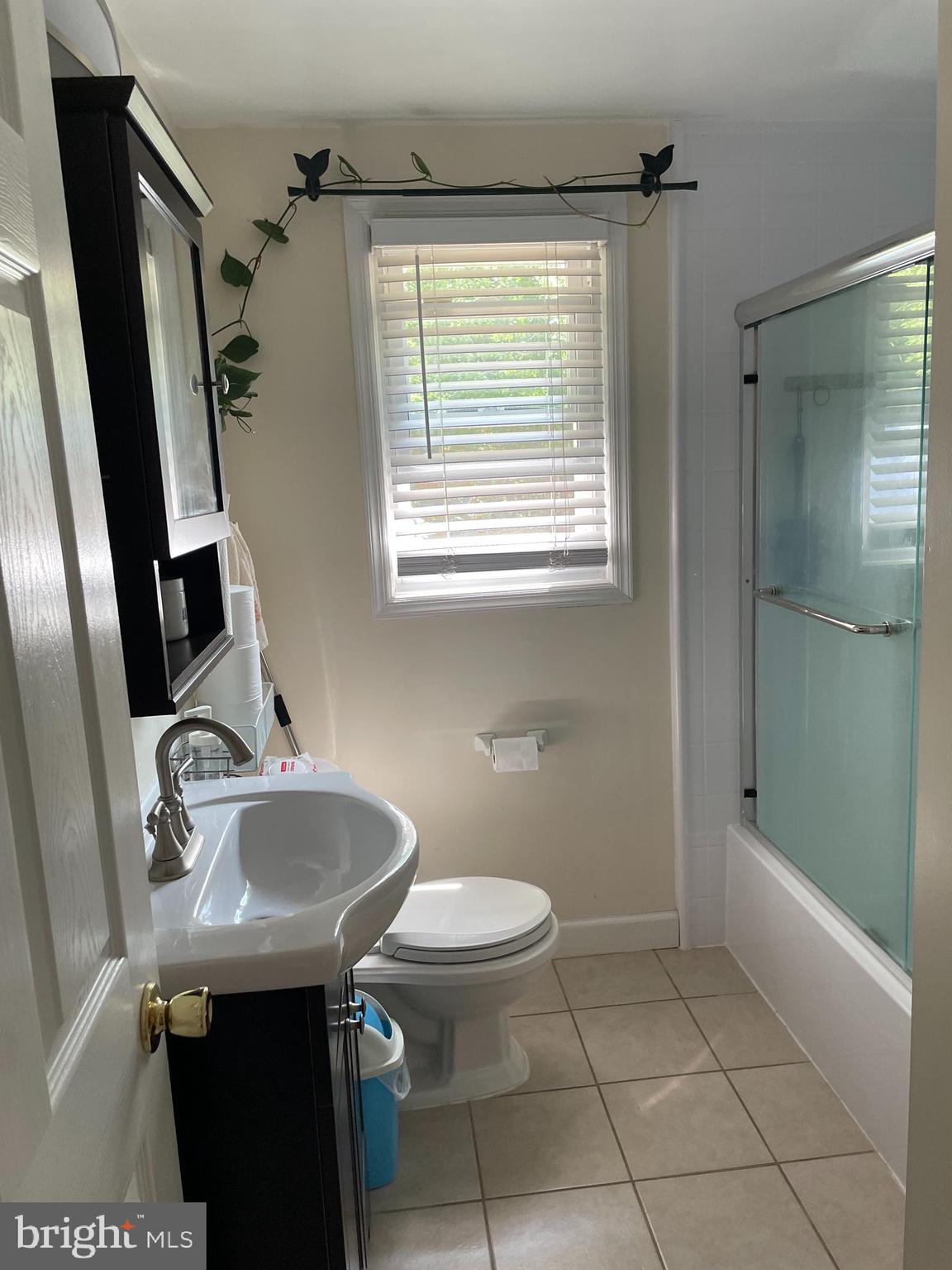 Hallway Full Bath Room