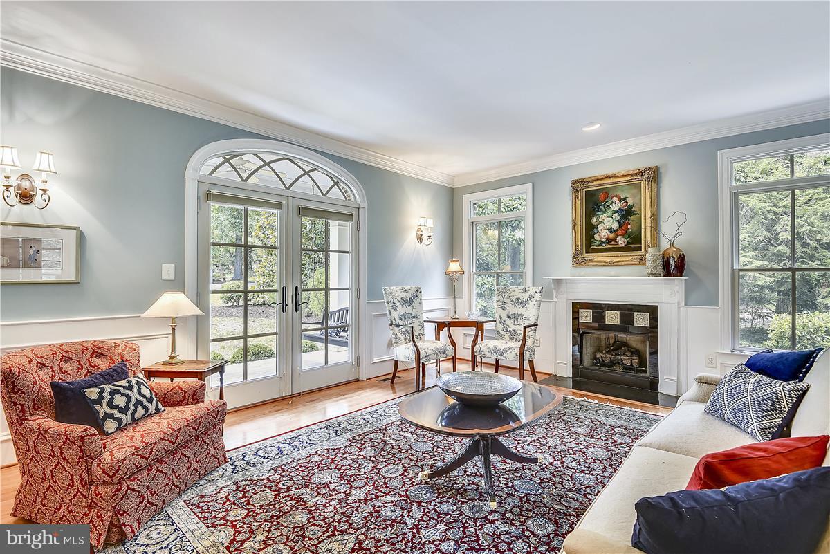 7809 Lee Avenue Alexandria, VA 22308 - Photo 4 of 29 Living Room