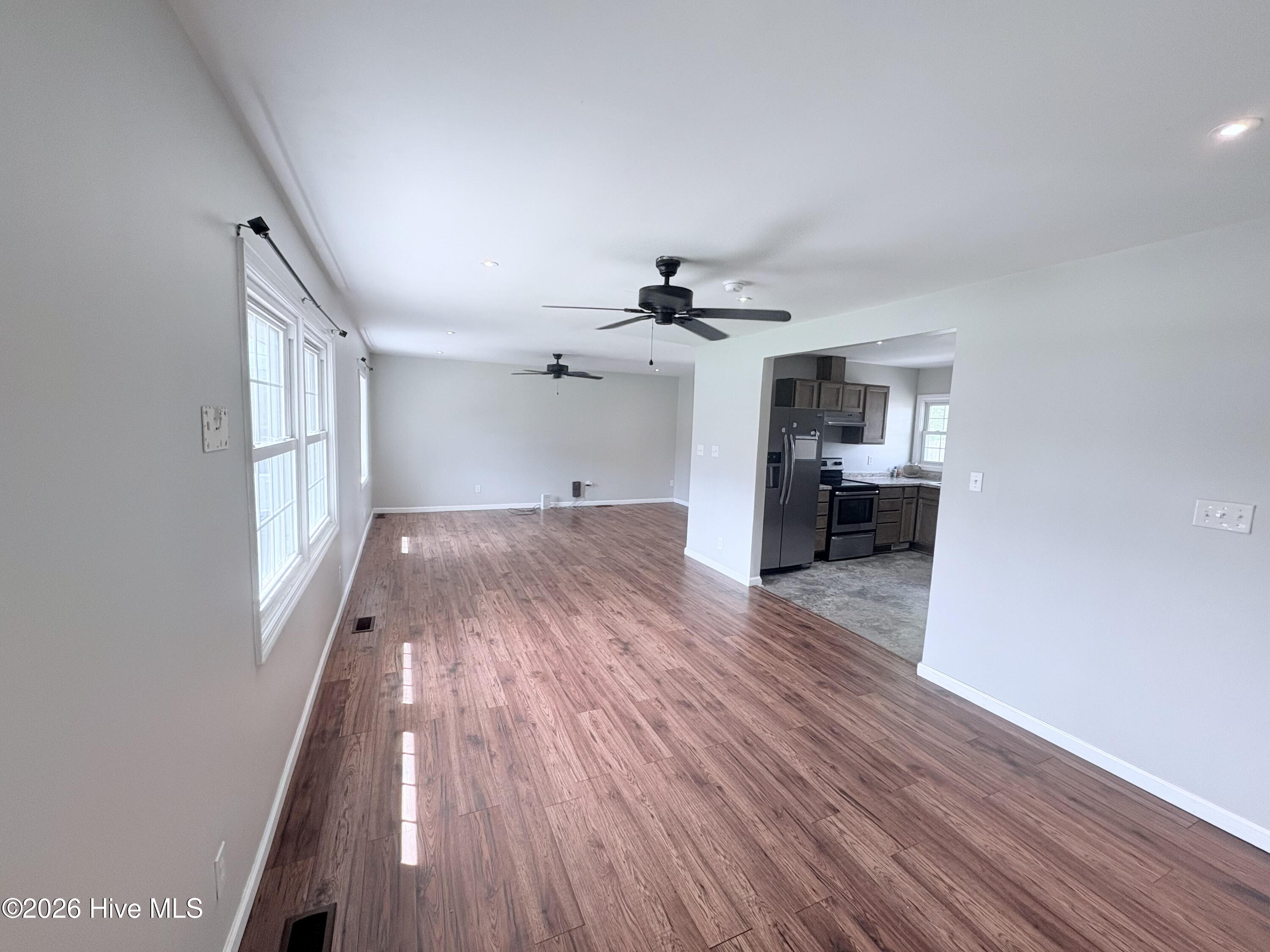 109 Sheffield Road Jacksonville, NC 28546 - Photo 16 of 41 living room