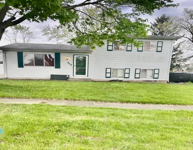 $239,999 | 711 Shawnee Court, Lowell, IN 46356