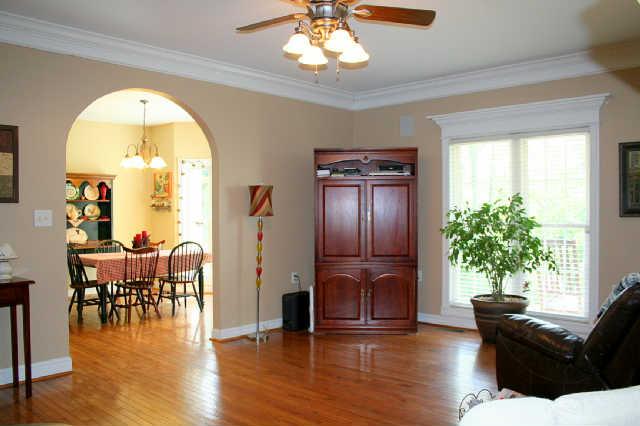 1325 Old Tva Road Columbia, TN 38401 - Photo 3 of 20 Large living room