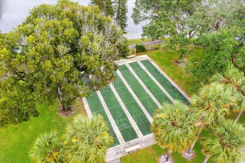 a view of yard with green space