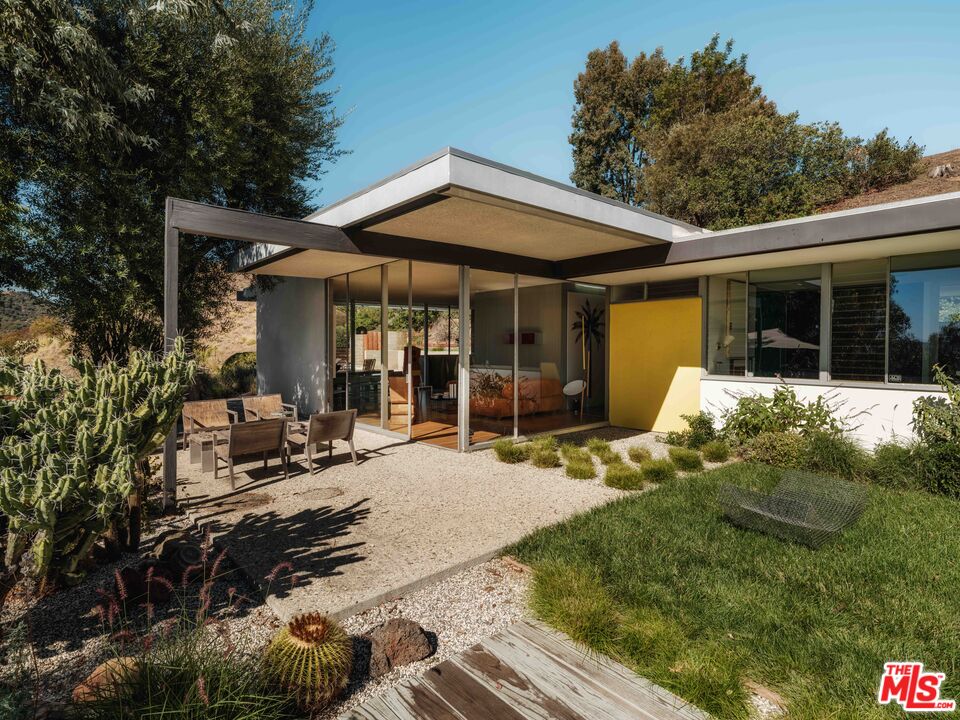 1531 North Tigertail Road Los Angeles, CA 90049 - Photo 13 of 21