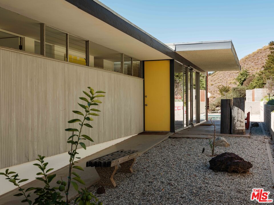 1531 North Tigertail Road Los Angeles, CA 90049 - Photo 17 of 21