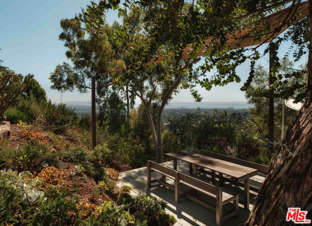 1531 North Tigertail Road Los Angeles, CA 90049 - Photo 19 of 21