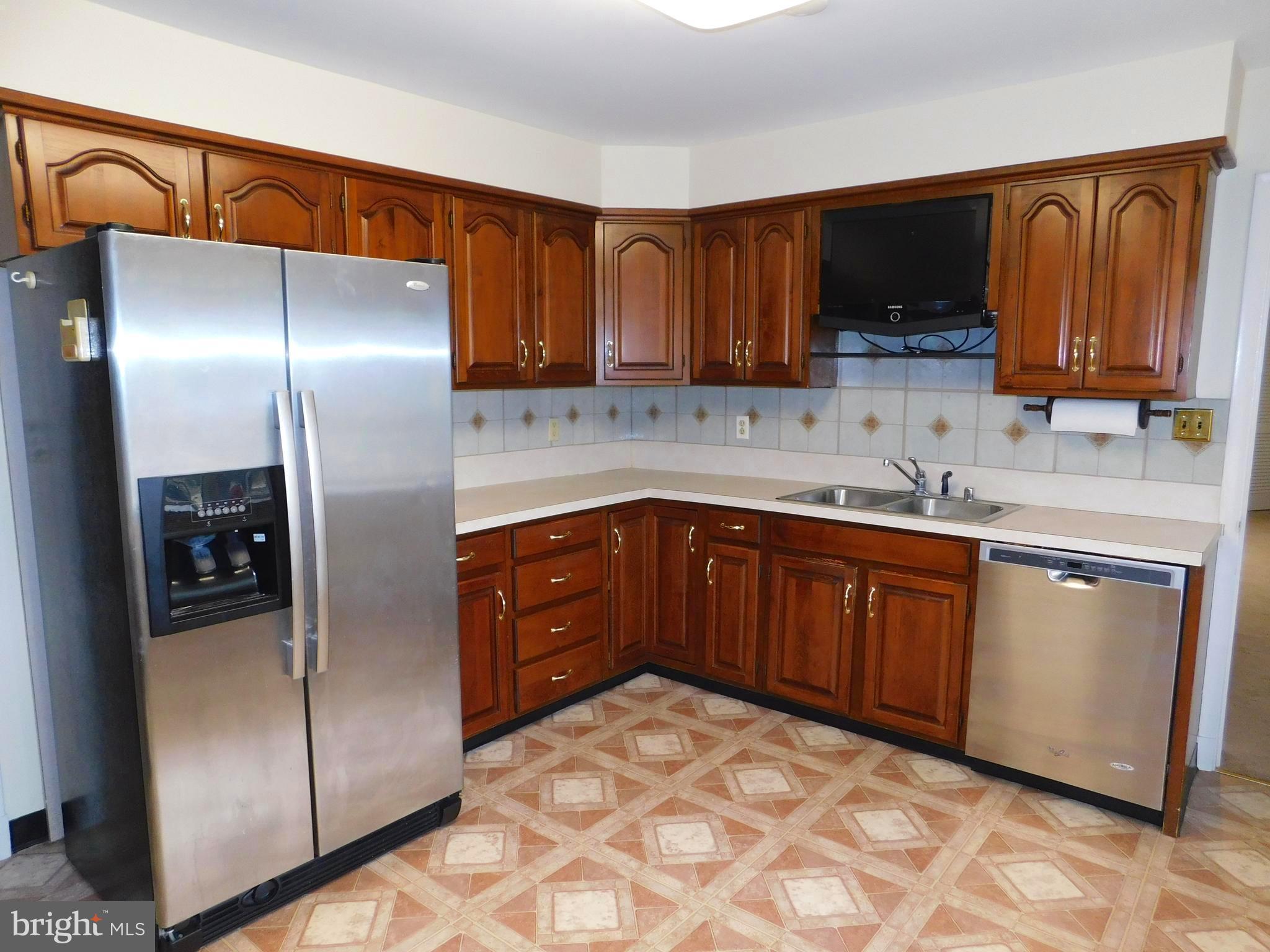 3855 Wayson Road Davidsonville, MD 21035 - Photo 7 of 27 Main Level Kitchen w/ SS Appliances
