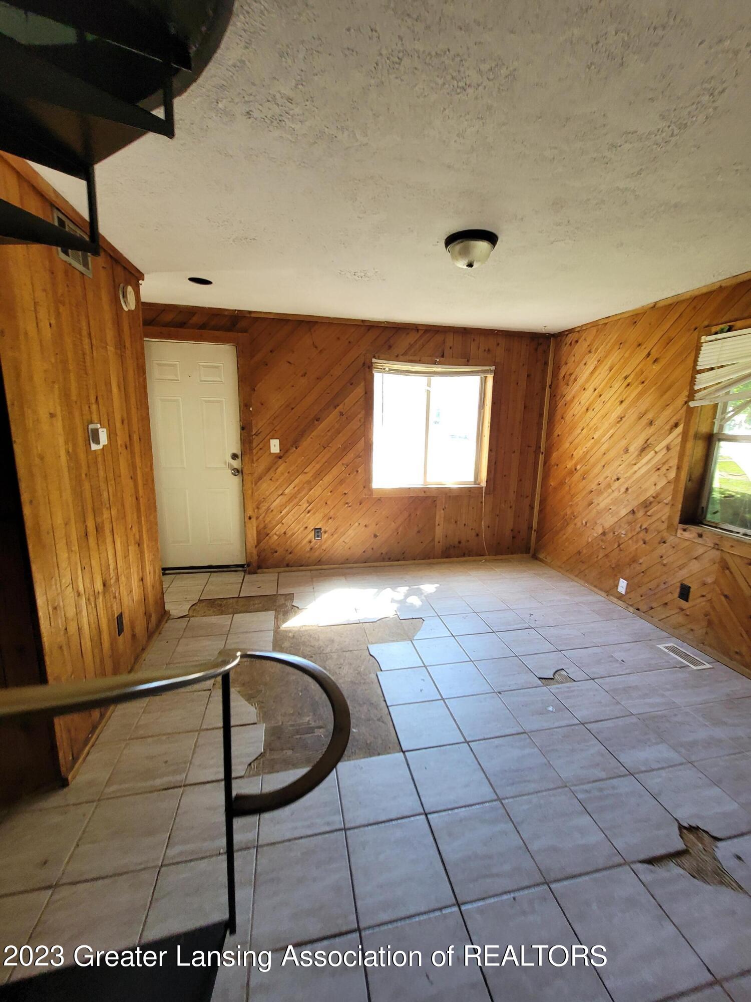 2124 Reo Road Lansing, MI 48910 - Photo 2 of 11 1000033074