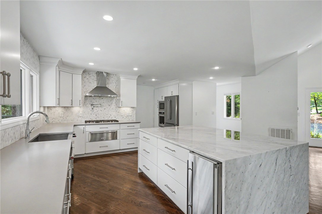 118 Beacon Ridge Circle Salem, SC 29676 - Photo 8 of 45 Culinary dreams come alive in this kitchen, boasting premium appliances and an inviting island for gathering.